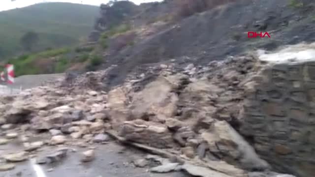 Adana Kozan'da İstinat Duvarı Çöktü; Yol Trafiğe Kapandı