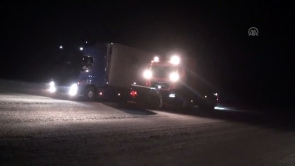 Tendürek Geçidi'nde mahsur kalan tırlar kurtarıldı - AĞRI