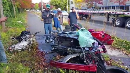 Regardez dans quel état est cette voiture Mustang après une sortie de route