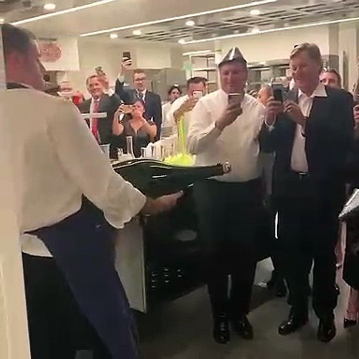 Quand le patron d'un restaurant vient sabrer le champagne... Raté
