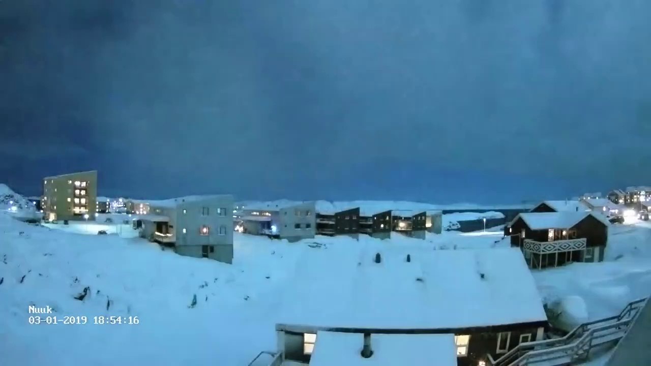 Une météorite illumine le ciel en pleine nuit et on se croit en plein jour
