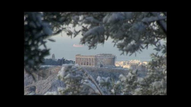 Athènes est sous la neige et les écoliers sont ravis