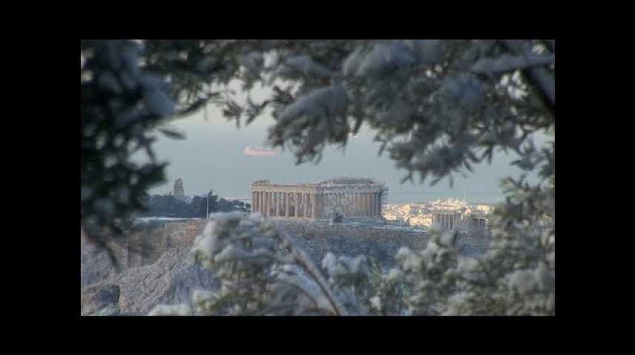 Athènes est sous la neige et les écoliers sont ravis
