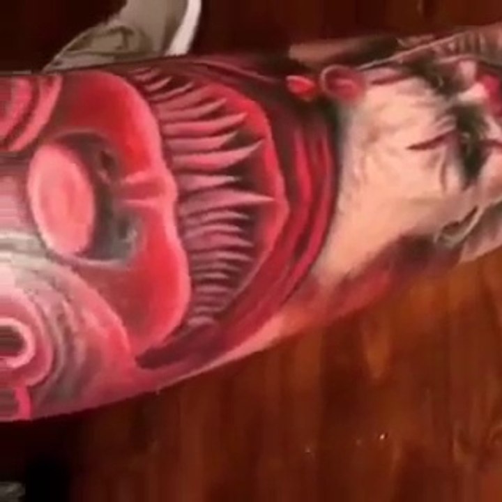 Il se tatoue le clown du film IT en grand sur la jambe !