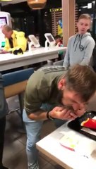 Il avale un Big Mac en 1 bouchée !
