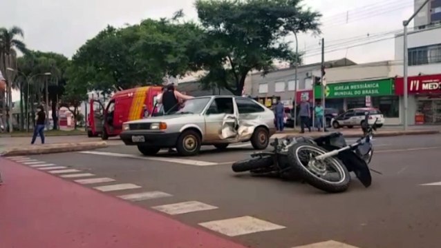 Homem fratura braço e perna em colisão de trânsito
