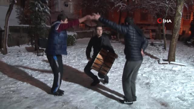 Davul ve Klarnet Eşliğinde Kar Keyfi