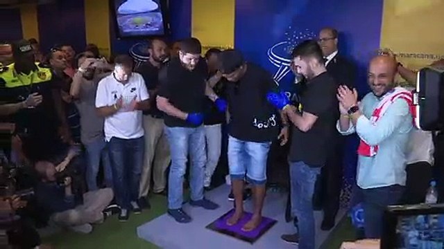 Ronaldinho Gaúcho na calçada da fama do Maracanã