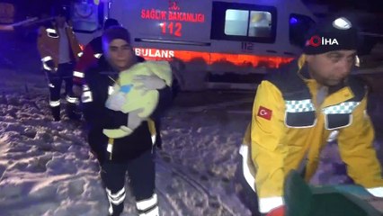Doğum, yolları kapanan köyde kar paletli ambulansın içinde gerçekleşti