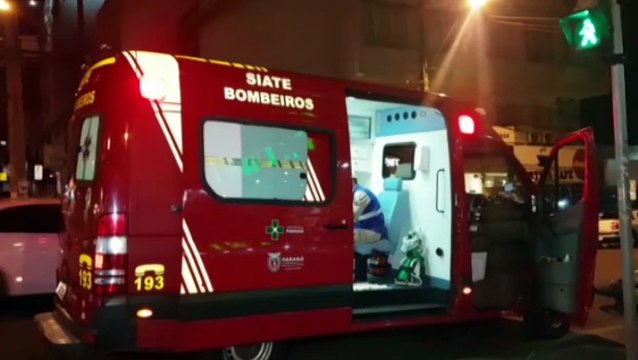 Carro e moto batem em cruzamento com semáforo