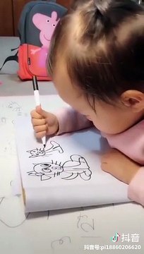 Une petite fille dessine presque comme un professionnel