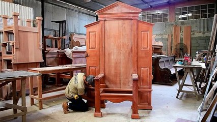 Panameños construyen enorme silla de madera para visita de papa