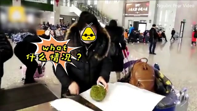 Không được mang sầu riêng lên tàu, nữ hành khách ăn luôn tại nhà ga