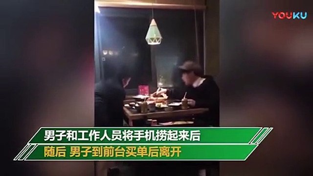 Bạn trai đi ăn cứ dán mắt vào điện thoại, cô gái giật lấy ném luôn vào nồi lẩu