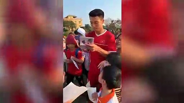 Bị fan nhí vây kín xin chữ ký, Trọng sơ vin chối mình là cầu thủ, còn chỉ điểm cả đồng đội!