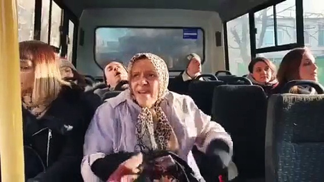 Типичная бабка в автобусе
