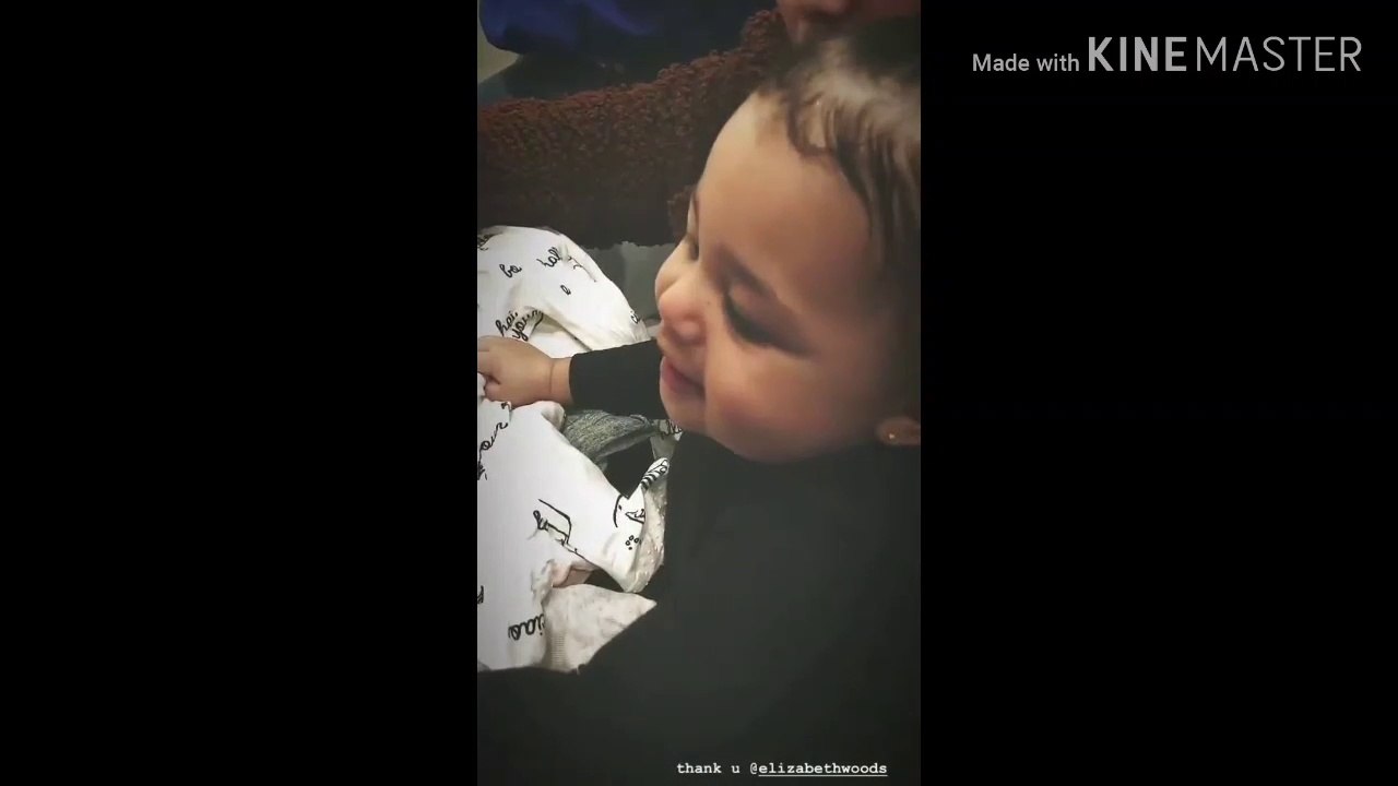 Kylie Jenner y su hija Stormi abriendo regalos de navidad