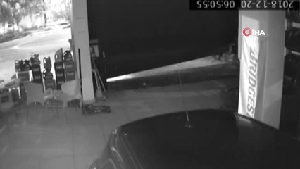 Beylikdüzü'nde Hırsızlık Çetesi Kepengi Kesip Onlarca Lastik Çaldı