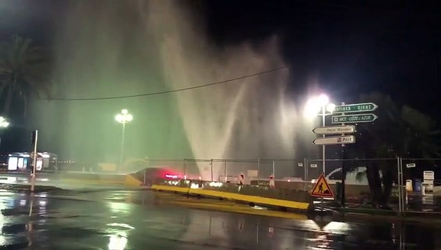 Une rupture de canalisation a provoqué un geyser sur la Promenade des Anglais.