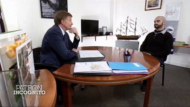 Ému et fier, un patron offre une promotion à un employé dans Patron Incognito - Regardez