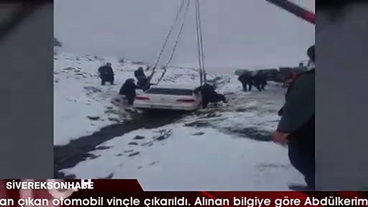Yoldan çıkan otomobil vinçle çıkarıldı