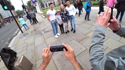 Fan chụp ảnh cùng Quốc Cơ và Quốc Nghiệp