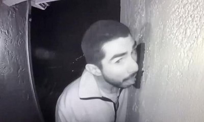 Polis 3 saat boyunca kapı zilini yalayan adamı arıyor