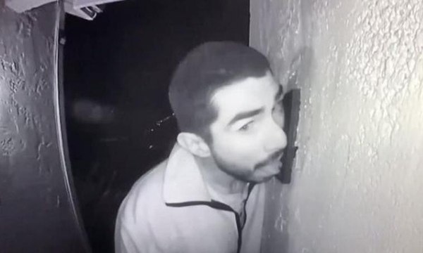 Polis 3 saat boyunca kapı zilini yalayan adamı arıyor