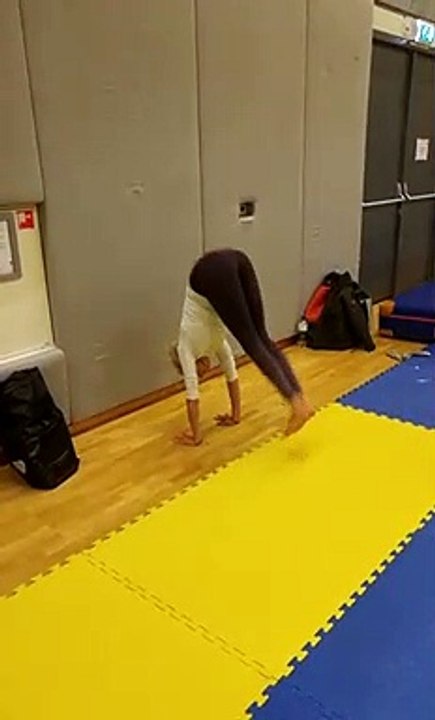 VID_20181228_124939 Kat - handstand fold