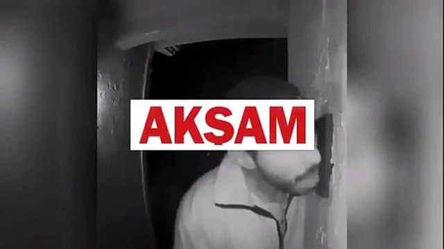 Polisler 3 saat boyunca kapı zilini yalayan adamı arıyor