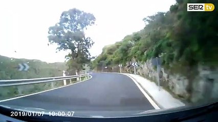 Espectacular vuelco de un camión en Gran Canaria