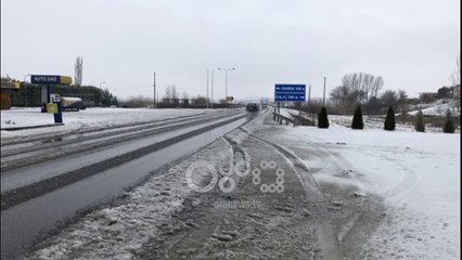 Ora News - "Ngrin" superstrada Lezhë-Shkodër, përmbyset furgoni i mallrave