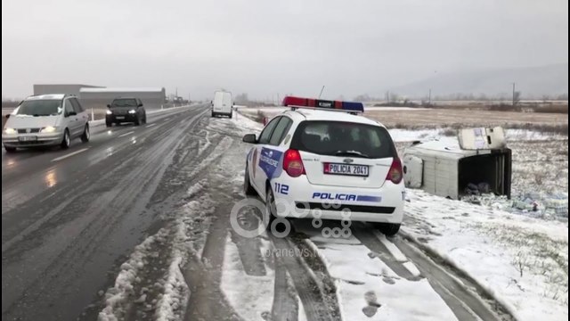 Ora News - Ngrin superstrada Lezhë-Shkodër, përmbyset furgoni i mallrave
