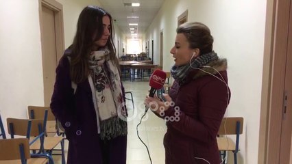 Ora News - Tek Filologjiku studentët nxjerrin në korridore karriget, lënë auditoret bosh