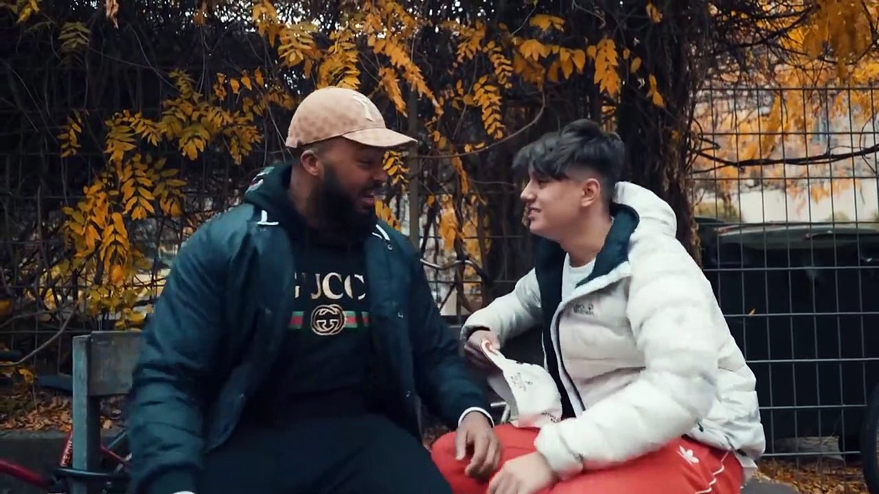 Capital Bra - Zeigt Prototyp lutscher