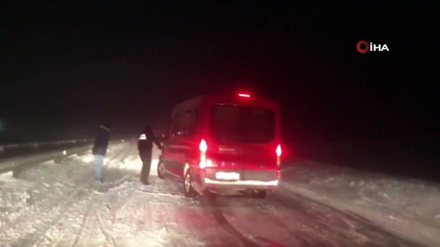 Erzurum’da tipi nedeniyle çok sayıda araç yolda kaldı
