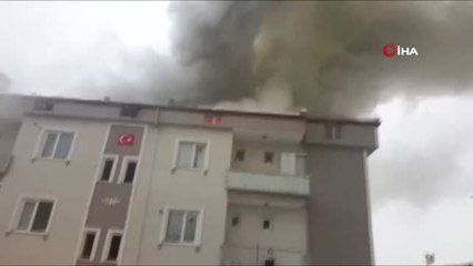 Sitenin Çatısı Alevlere Teslim Oldu