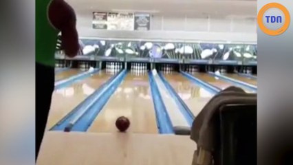 Cet homme va vous donner une leçon de bowling en toute décontraction !