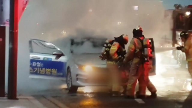 광화문 인근 택시에 불... 분신 시도 / YTN