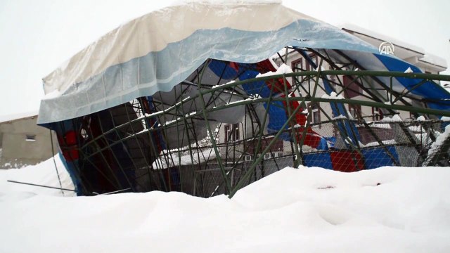 Kar yağışından dolayı halı saha çöktü - AĞRI