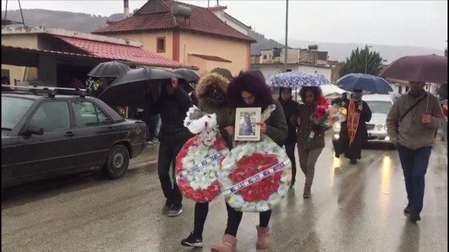 Berat, u vra nga babai dhe u gropos në Greqi, përcillet për në banesën e fundit Anxhelina Petro