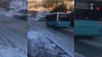 Halk Otobüsü Buzlu Yolda Metrelerce Sürüklendi