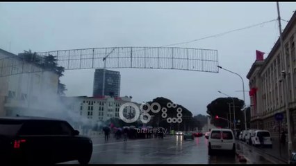 Ora News - Vijon bojkoti, studentët me tymuese para Kryeministrisë