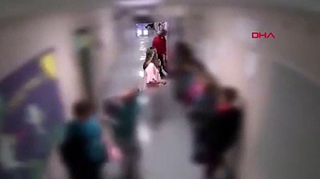 Otizmli çocuğu yerlerde sürükledi!