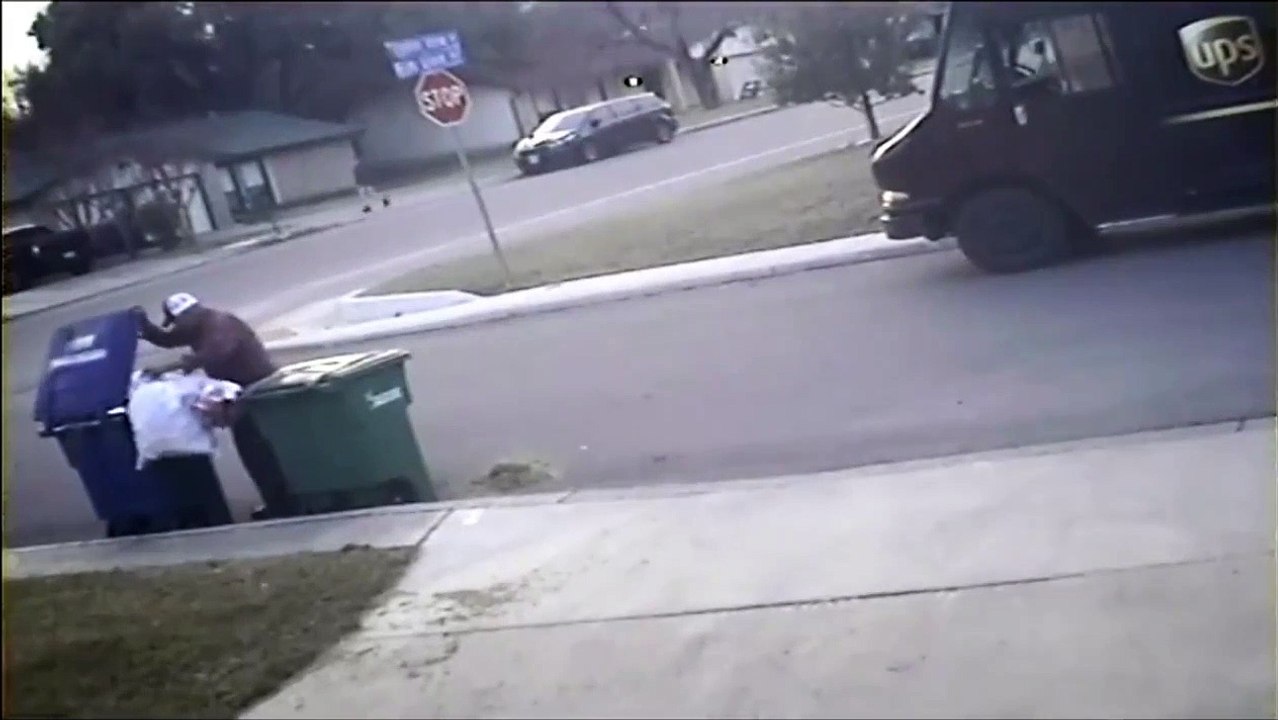 Un livreur donne un colis à un SDF, le prenant pour un habitant du quartier... Raté