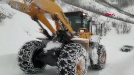 Siirt'te 60 Köy Yolu Kardan Kapandı, Mahsur Kalan Aile Kurtarıldı