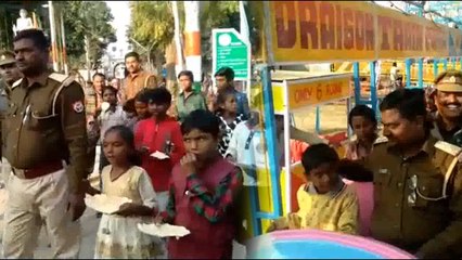 इटावा: पुलिस अंकल ले गए नुमाइश दिखाने, गरीब बच्चों ने कहा थैंक्यू