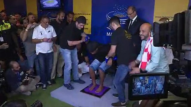 Ronaldinho deja su huella en hall de la fama del Maracaná
