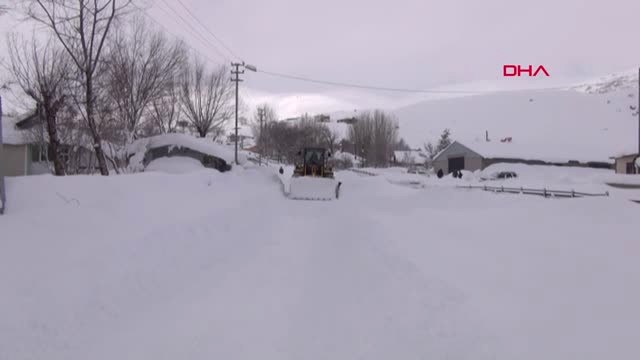 Bingöl Karlıova'da Kar Esareti Sürüyor, Okullar Yarın da Tatili