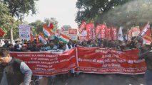 Una huelga de trabajadores paraliza parcialmente varias ciudades de la India